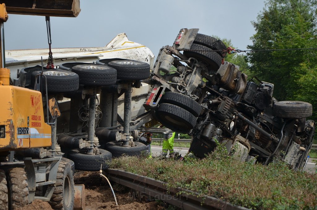 LKW umgestuerzt A 1 Rich Saarbruecken P132.JPG